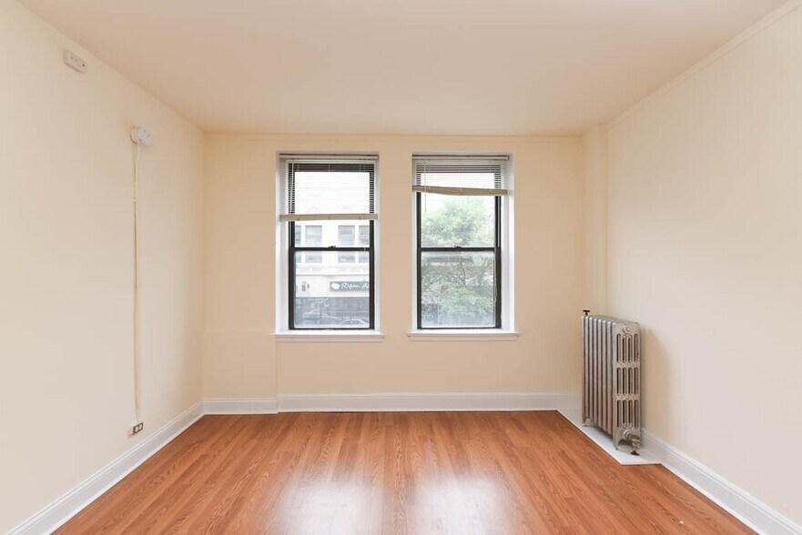 Building Photo - 3335 W Diversey Ave