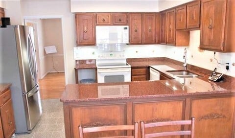 Building Photo - Spacious 4Bd/2.5Bth Single-Family Home with Garage & Fenced Yard – Prime Location!