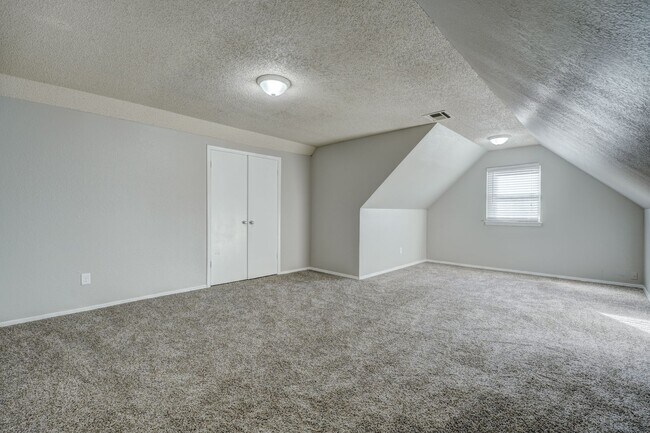 Building Photo - 4 bed, 2 bath home in Yukon