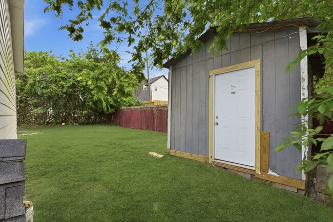 Building Photo - 303 Gans St