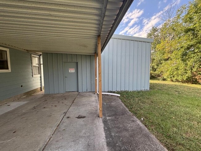 Building Photo - 806 N Capelle St