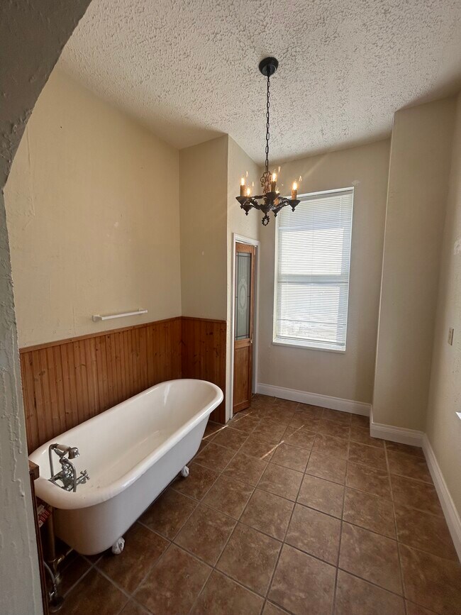 separate room with tub. Back bathroom - 426 N Roane St