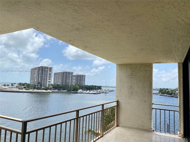 Building Photo - 1632 S Bayshore Ct