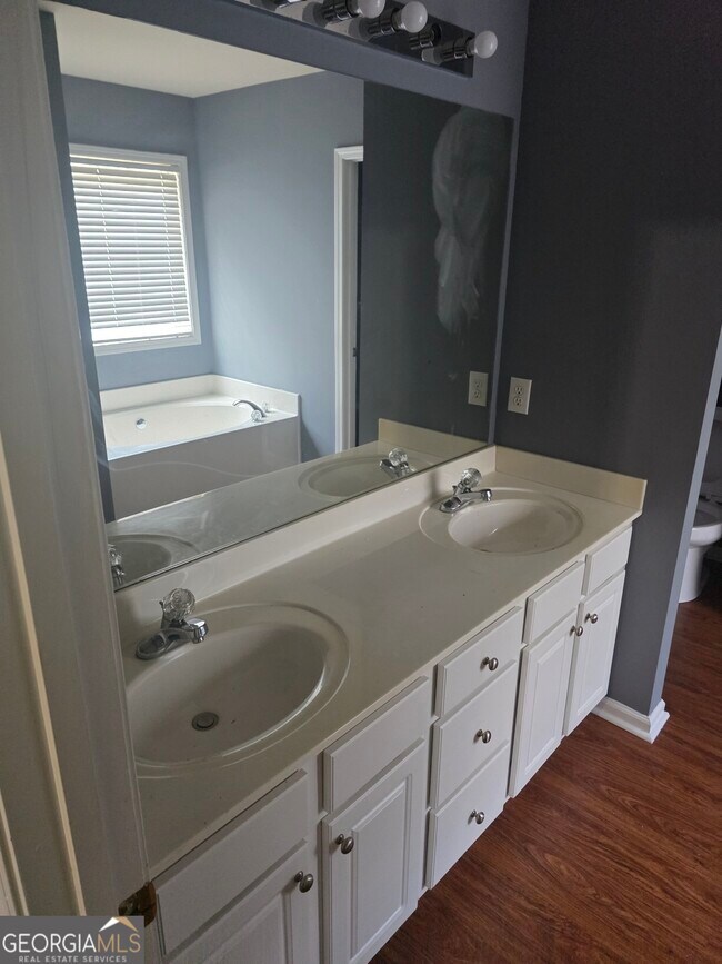 Building Photo - 4550 Parkview Walk Dr