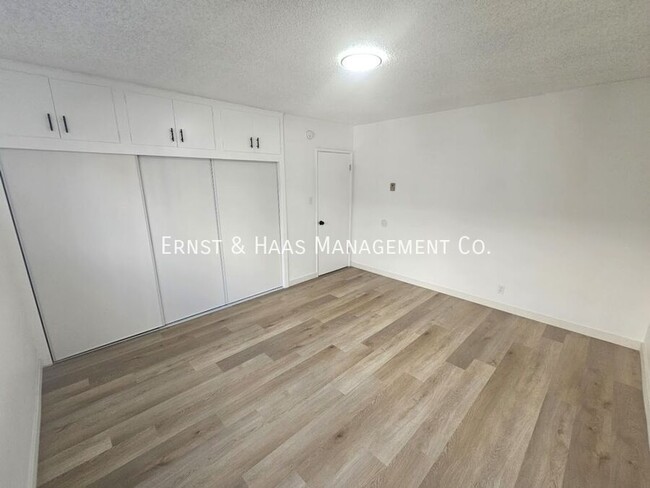 Building Photo - Renovated Spacious 2 Bedroom 1 Bathroom Ap...