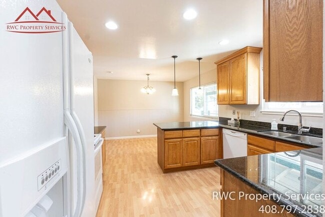 Building Photo - 1050 Oaktree Dr