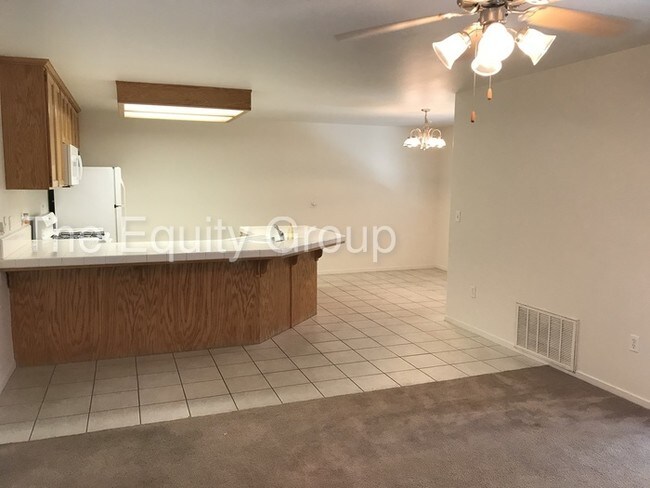 Building Photo - Upstairs unit located in Ashley Square!