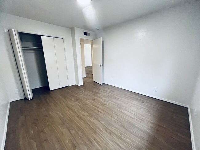 Building Photo - 10333 Camino Del Oso NE