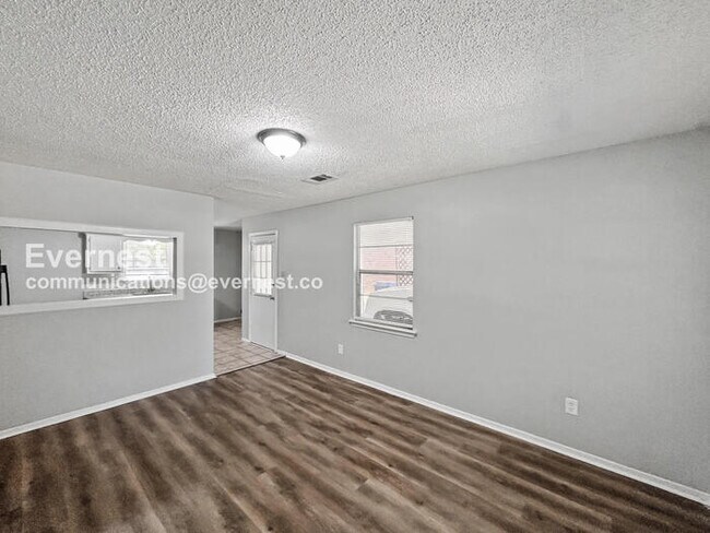 Building Photo - Limited Time Special Offer / 3 Bed/1.5 Bath Home with Carport / Pet-Friendly / Coming Soon!