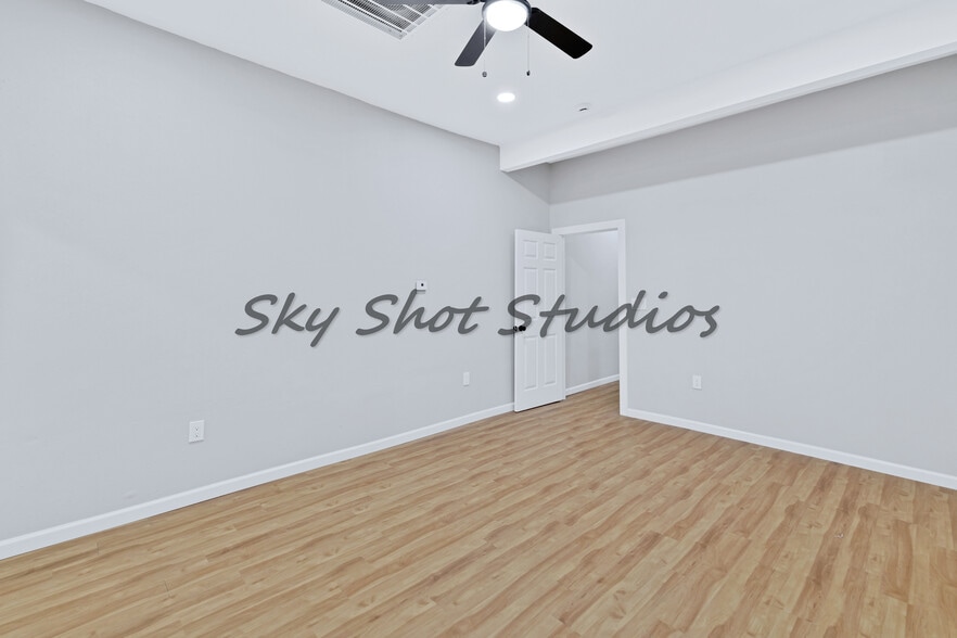 Building Photo - 323 W Cherry St