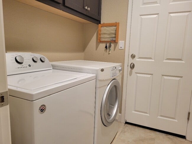 Building Photo - 1618 Oak St