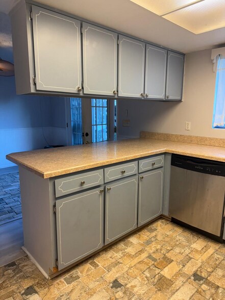 Building Photo - 8150 Sutton Pl E