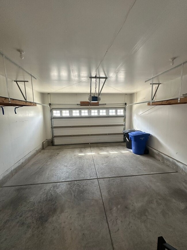 Building Photo - 3 Weeks Rent FREE! Modern 3 Bed 2.5 Bath T...