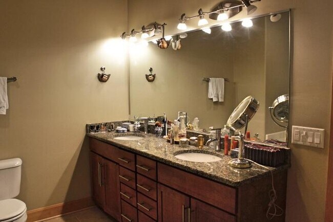 Building Photo - 1550 E Royall Pl