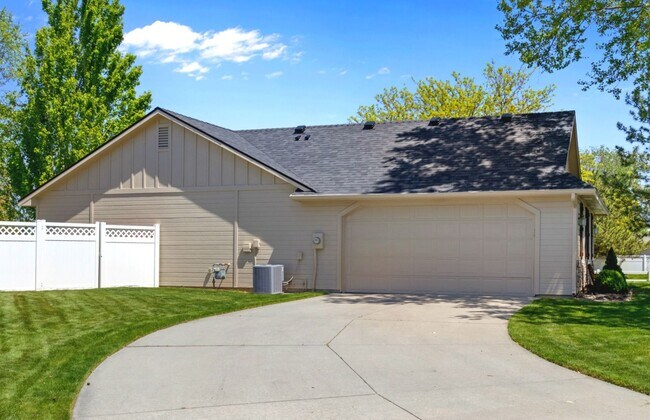 Building Photo - 2870 N High Desert Wy