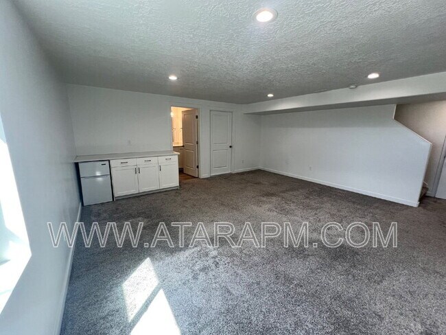 Building Photo - 346 Grassland Dr