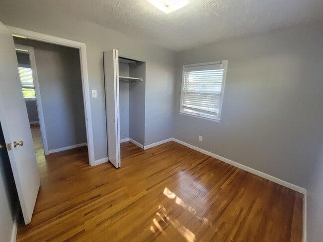 Building Photo - 872 Tearose Dr