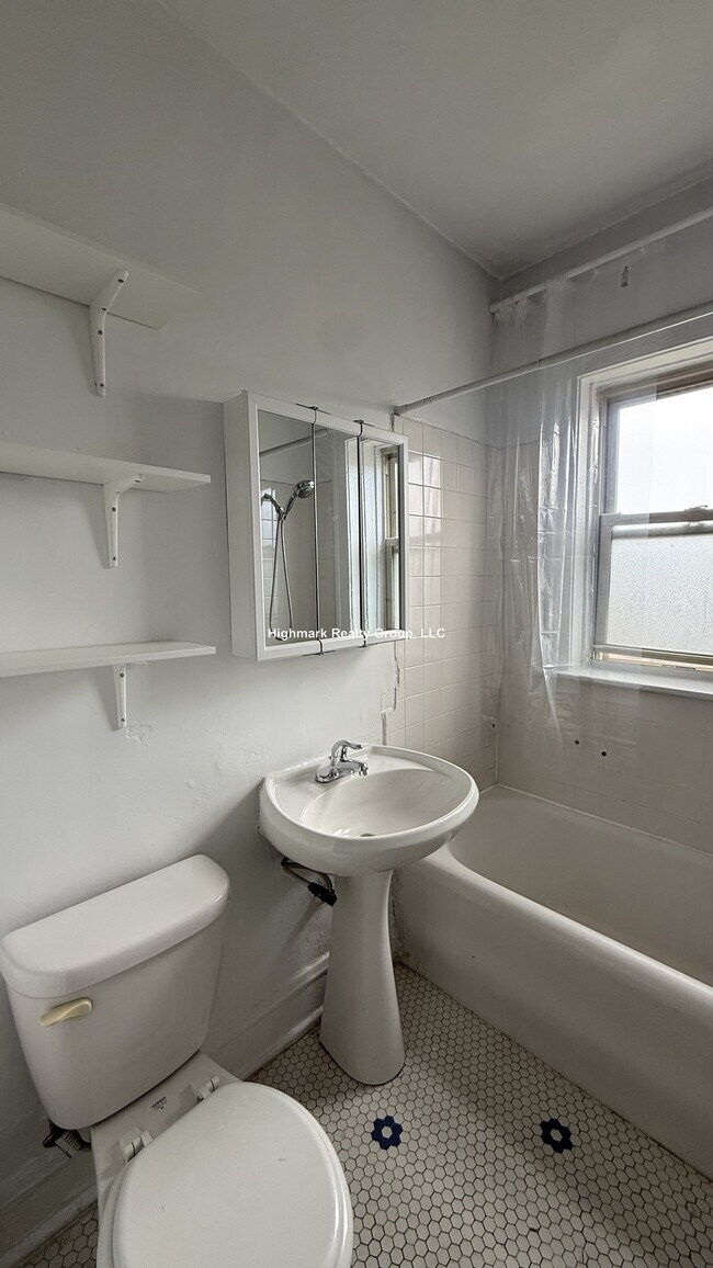 Building Photo - 2853 W Berteau Ave