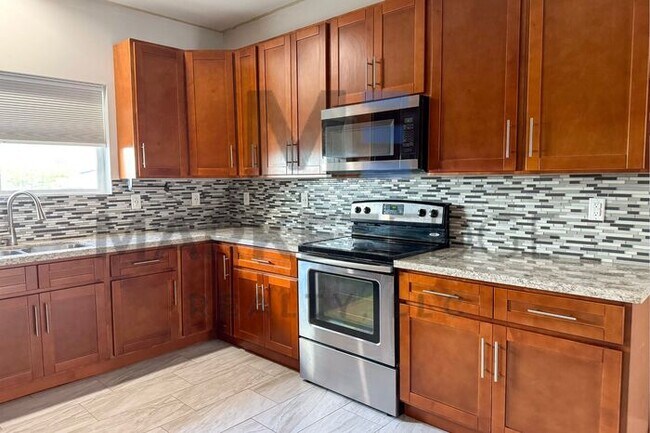 Building Photo - 4Bed/2Bath Home at 7th St/Baseline! JOIN T...