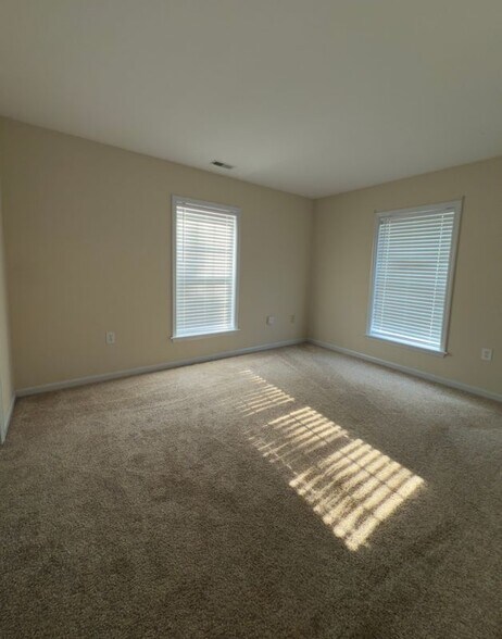 Building Photo - 864 Ridgemont Dr