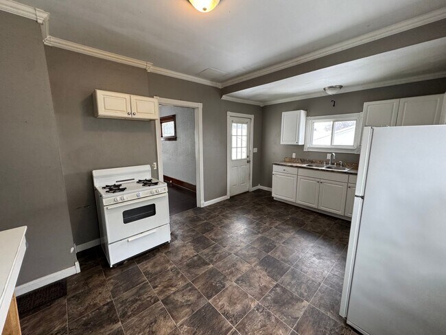 Building Photo - 4 bedroom 1 bath house in Rock Island