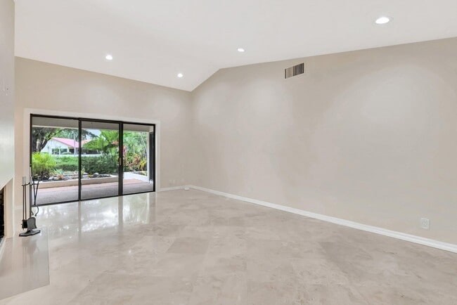Building Photo - 6740 Lago Vista Terrace