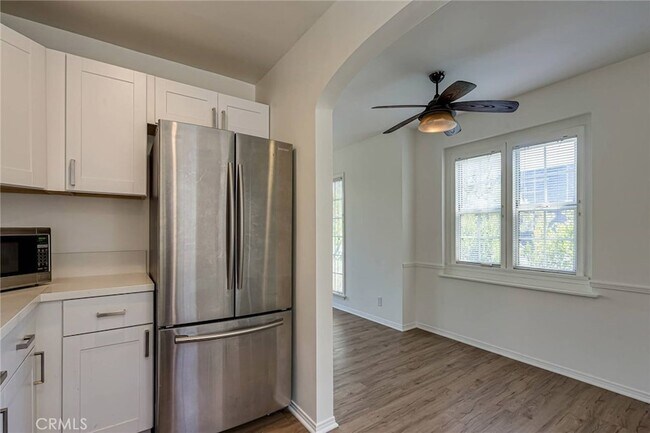 Building Photo - 313 Venice Way
