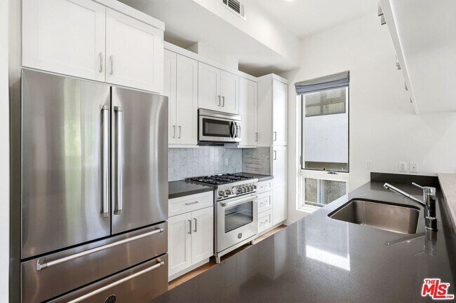 Building Photo - 1041 N Spaulding Ave
