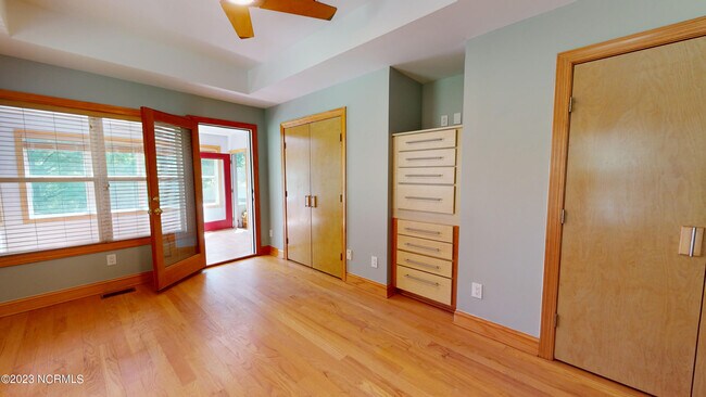 Building Photo - 245 Lakeside Dr