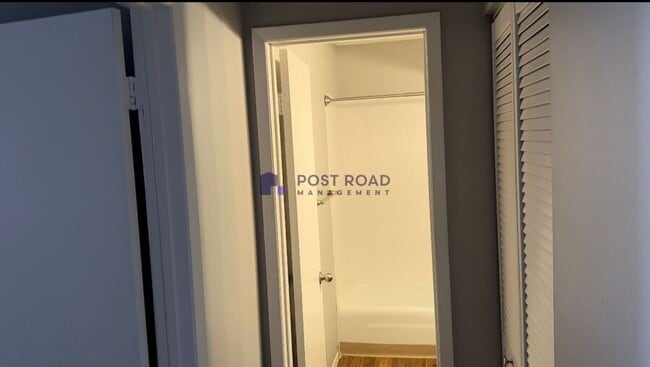 Building Photo - 585 W 27th St S