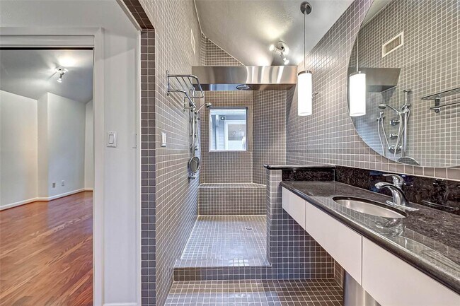 Building Photo - 1551 Cortlandt St