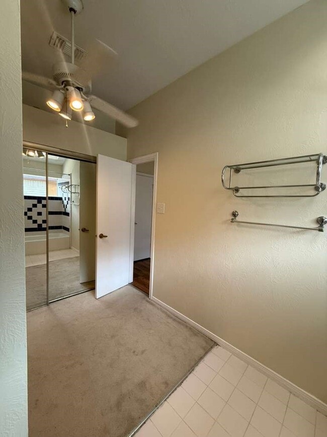 Building Photo - 10550 Walnut Glen Dr