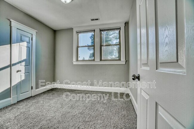 Building Photo - 2110 Taylor Ave