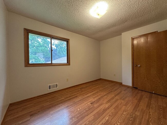 Building Photo - Huge Yard! 2 bd 1 ba 1 car garage plus par...