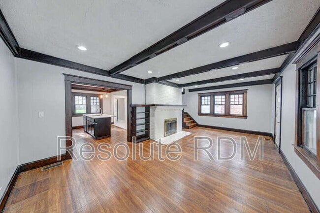 Building Photo - 110 N Riley Ave