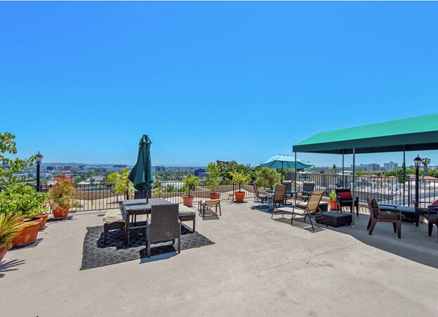 Building Photo - 8550 Holloway Dr