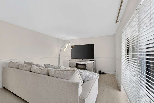 Building Photo - 1525 Augusta Cir