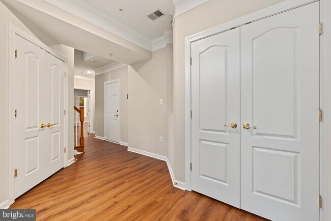 Building Photo - 5256 Bessley Pl