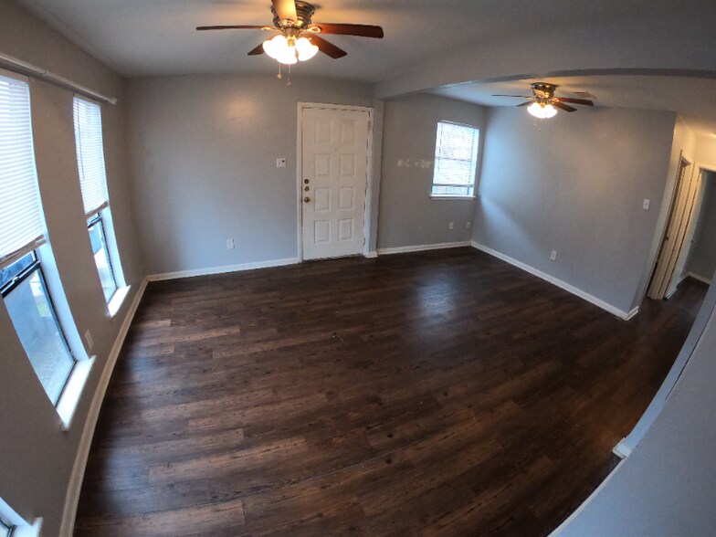 Building Photo - 402 Manuel Dr