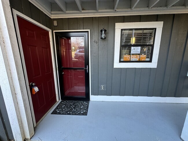 Building Photo - WATERFRONT: 2 BR 2 Bath Ground Level Condo