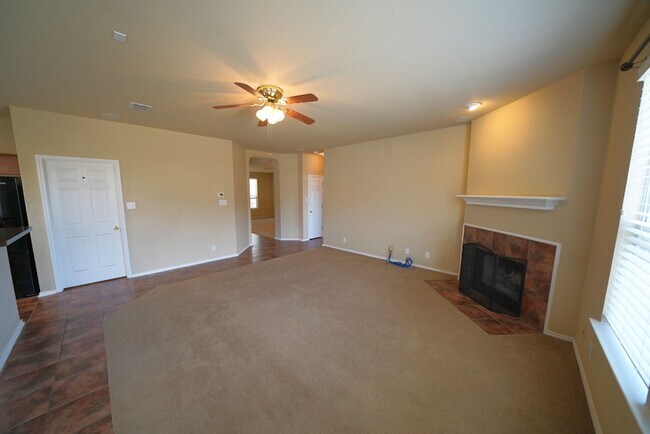 Building Photo - Spacious Home in Cibolo with 3 Car Garage! Realor Commission: $750
