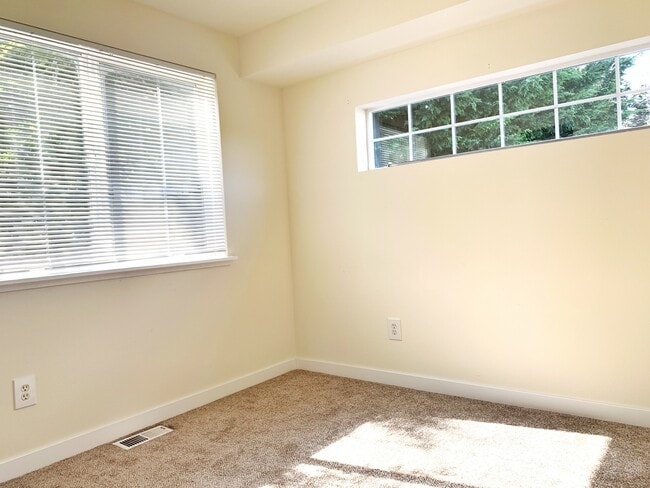 Building Photo - Bright and airy 4 bed!