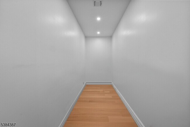 Building Photo - 472 High St