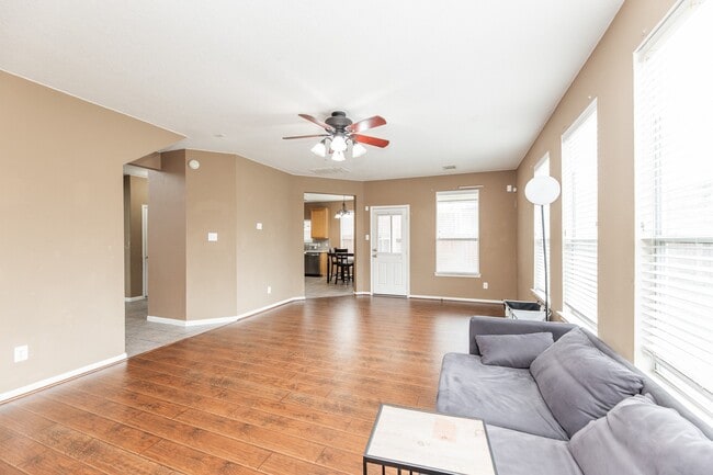 Building Photo - 6451 Applewood Forest Dr