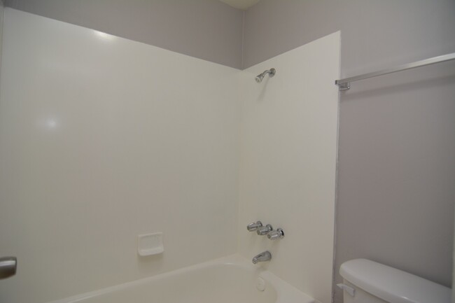 Building Photo - Remodeled 2 Bedroom 1 Bath Townhouse! Grea...