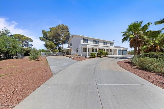 Building Photo - 144 E Robindale Rd