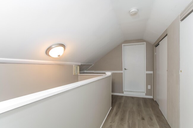 Building Photo - 1028 Midland Ave