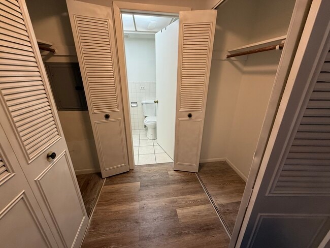 Building Photo - 1128 Des Plaines Ave