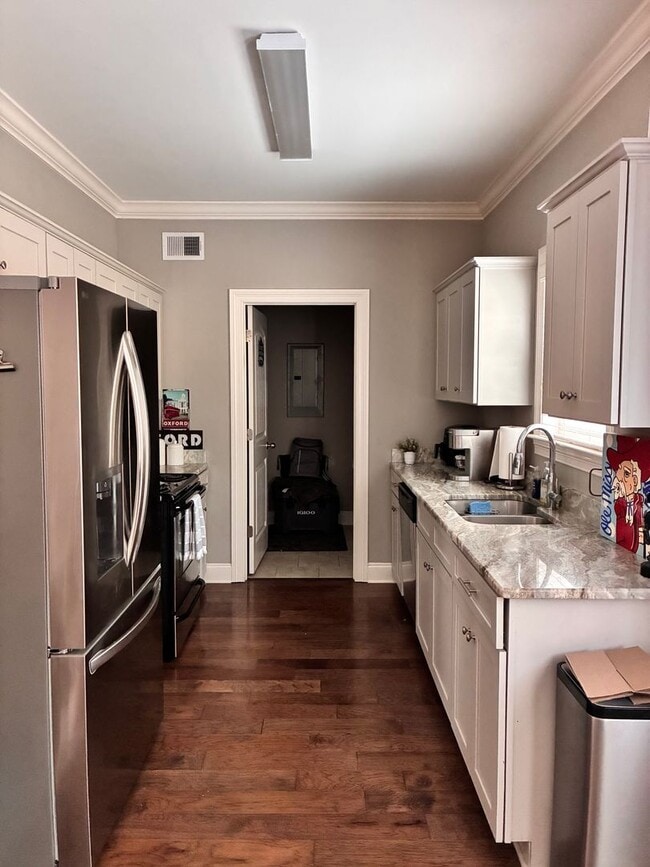 Building Photo - 4 bed 4.5 bath unit in West End neighborhood!