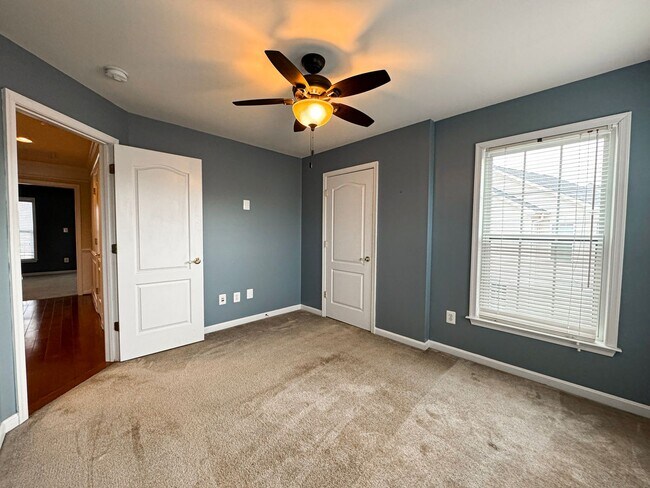 Building Photo - Stunning 3 Bed 2/2 Bath End-Unit Townhome In Desired Stone Ridge South